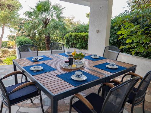 Vonkajšia záhrada v ubytovaní Luxury Villa on the Beach with sunny Garden, Parking