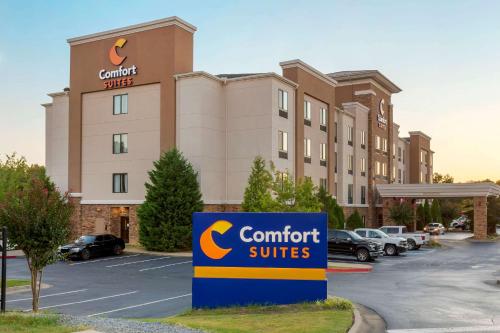 - un panneau indiquant les suites confort devant un bâtiment dans l'établissement Comfort Suites Little Rock, à Little Rock