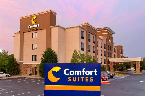 - un panneau indiquant les suites confort devant un bâtiment dans l'établissement Comfort Suites Little Rock, à Little Rock
