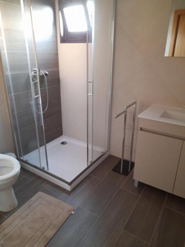 un bagno con doccia e WC di Casa dos Cortinhais a Vieira do Minho