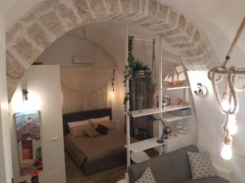 un soggiorno con divano e arco di Cà de Mess a Giovinazzo