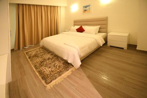 Een bed of bedden in een kamer bij Beach Rose Tower