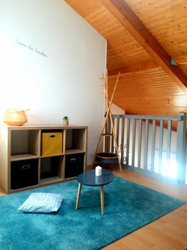 un salon avec une table et un escalier dans l'établissement T3 duplex lumineux en centre-ville (plage à 10mn), à Soustons