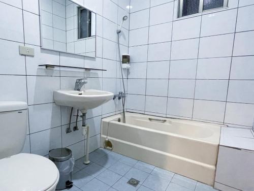 y baño con lavabo, bañera y aseo. en Liwu Hotel Taroko, en Fushi