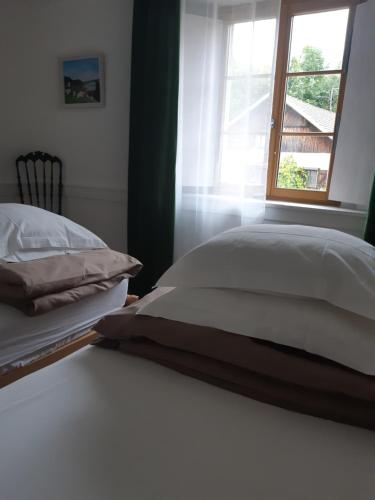 sypialnia z łóżkiem i oknem w obiekcie Gîte La Fabrique , spa , bain nordique w mieście Les Fontenelles