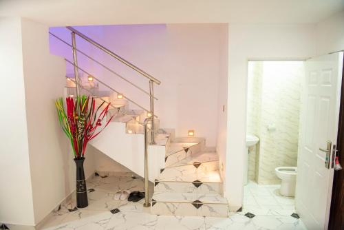 Ένα μπάνιο στο Cc & Cg Homes Luxury 3 Bedrooms House - 24Hrs Power