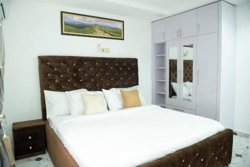 Säng eller sängar i ett rum på Cc & Cg Homes Luxury 3 Bedrooms House - 24Hrs Power