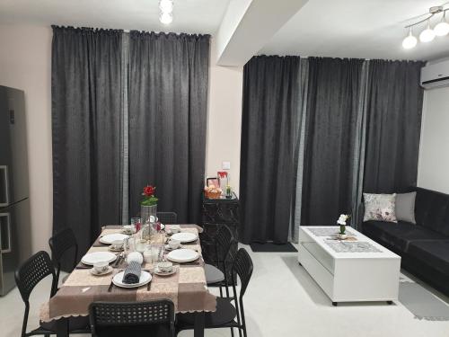 Posezení v ubytování New The Twins Varna Two-Bedroom, Apt 3 at 15 Tsani Ginchev Street, floor 2