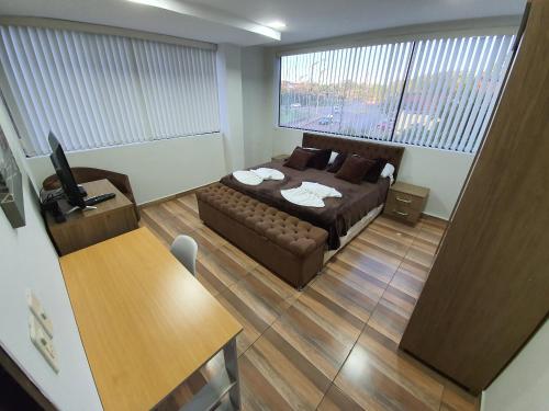 Habitación con cama, sofá y mesa. en Departamento todo 1 piso en Encarnación en Encarnación