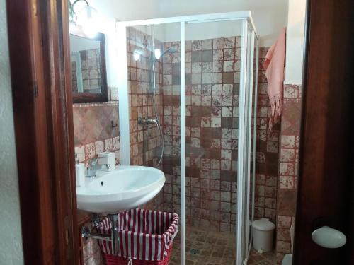 a bathroom with a sink and a shower at Casa Cassiano in Patù