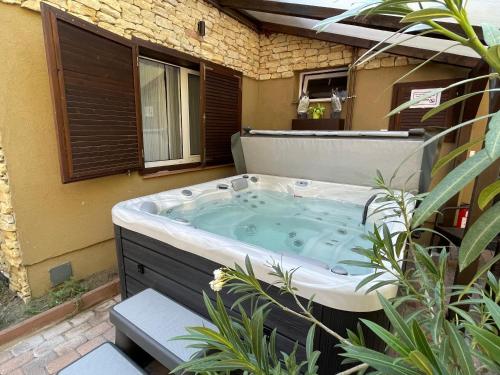 een hot tub in de achtertuin van een huis bij Penthouse privát Jakuzzival Smeraldo Villa in Siófok