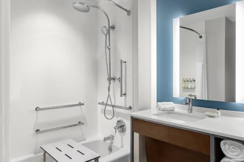 Bilik mandi di EVEN Hotel Atlanta - Cobb Galleria by IHG