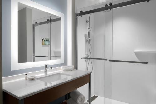 Bilik mandi di EVEN Hotel Atlanta - Cobb Galleria by IHG