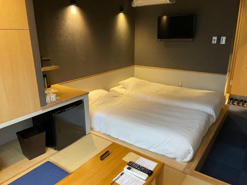 Кровать или кровати в номере Yumoto Station Hotel MIRAHAKONE