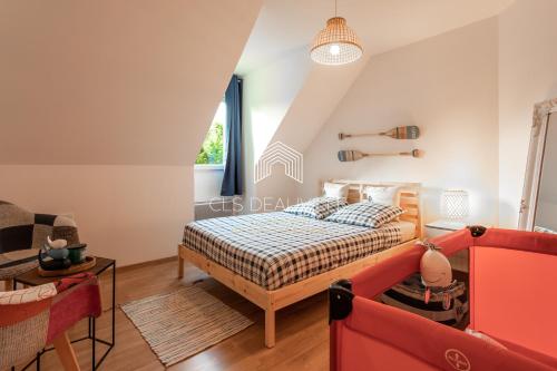 Tempat tidur dalam kamar di Villa Trouvillaise C.L.S Deauville