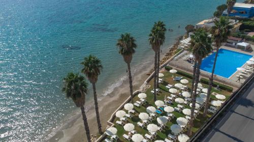 an aerial view of a beach with palm trees and umbrellas at Hotel President Sea Palace in Noto Marina
