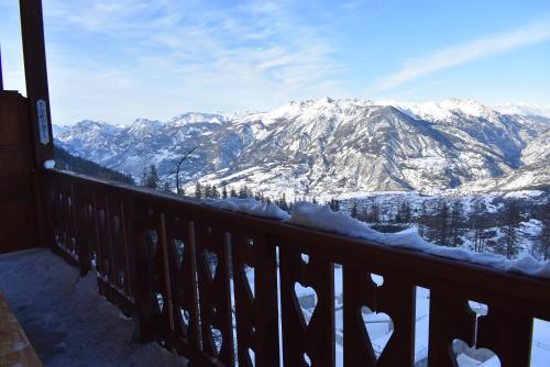 einen Balkon mit Blick auf einen schneebedeckten Berg in der Unterkunft RisoulSki Antarès - Piscine et Sauna in Risoul