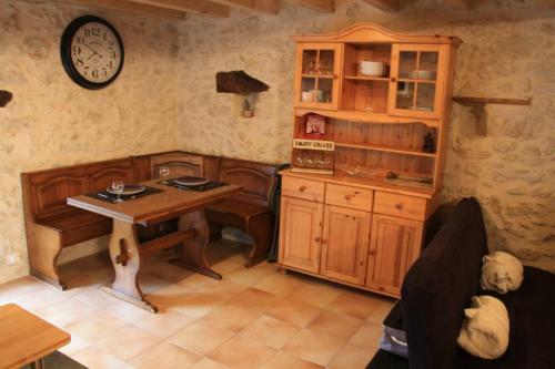 Photo de la galerie de l'établissement Le Portougais, chalet à Chanaz, la petite Venise savoyarde, à Chanaz