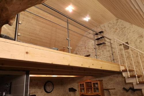 Loft en una habitación con techo de madera en Le Portougais, chalet à Chanaz, la petite Venise savoyarde, en Chanaz
