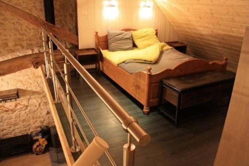 1 dormitorio con 1 cama en una habitación con escaleras en Le Portougais, chalet à Chanaz, la petite Venise savoyarde, en Chanaz