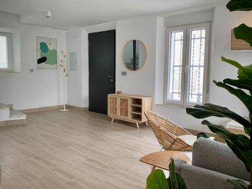 ein Wohnzimmer mit einer Couch und einem Spiegel in der Unterkunft La Casa del Puente in Lecrin