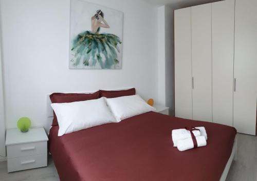 庫尼奧的住宿－OLTRE LE NUVOLE，卧室配有一张红色的床,墙上挂着鸟图