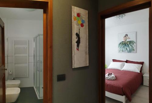 庫尼奧的住宿－OLTRE LE NUVOLE，一间卧室设有一张床和一间浴室。