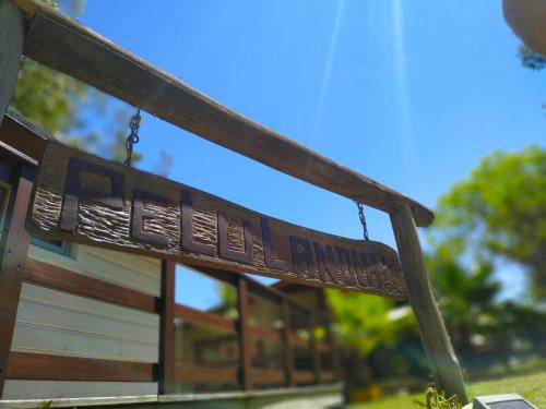 a wooden bench with a sign that reads durham park at Cabaña Pelulandia in Playa Verde
