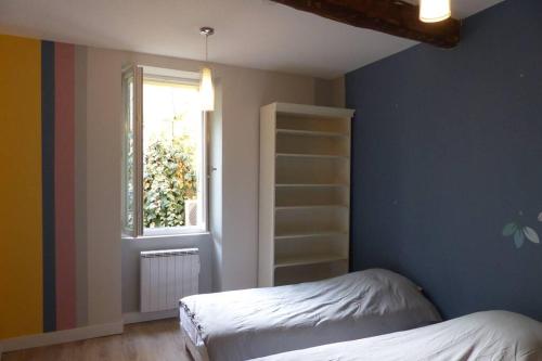 une chambre avec un lit et une fenêtre dans l'établissement Le Romarin, à Beaumes-de-Venise
