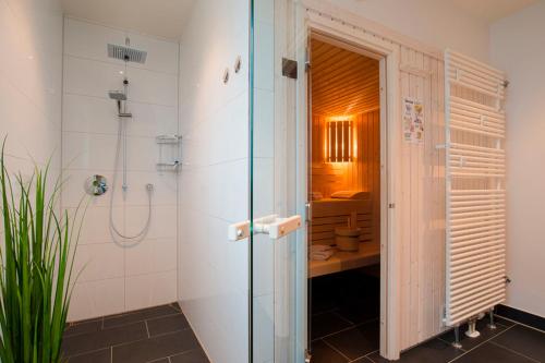 a bathroom with a shower stall and a sink at Ostsee - Maisonette - Appartement Nr 53 "Schöne Aussicht" im Strand Resort in Heiligenhafen