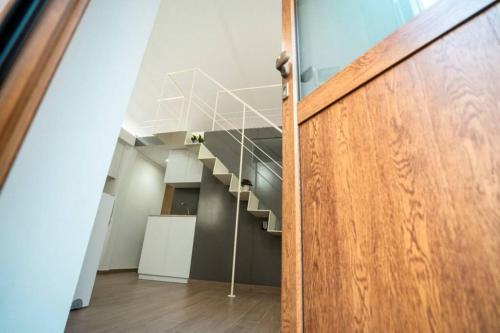 uma porta aberta para um quarto com uma escada em Perry Loft em Laterza