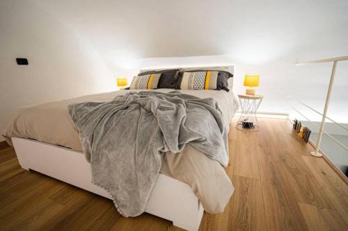 um quarto com uma cama e piso em madeira em Perry Loft em Laterza