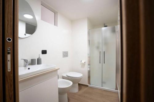 拉泰爾札的住宿－Perry Loft，白色的浴室设有卫生间和淋浴。
