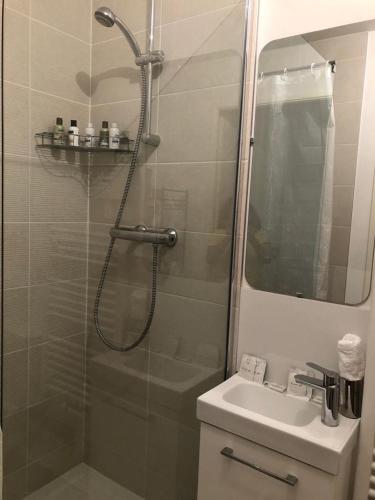 Bilik mandi di Apartment in Paris Suburb, 15 minutes to center.