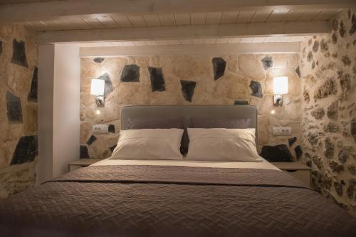 een slaapkamer met een groot bed met 2 lampen bij Petrino in Sisi in Sissi