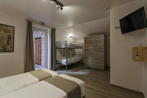 a bedroom with two beds and a bunk bed at Domein Warandehof in Gooik