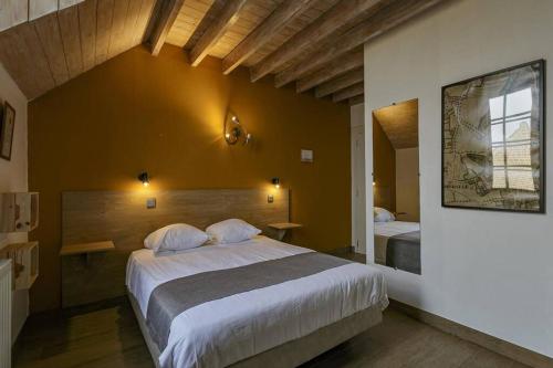 a bedroom with a large bed in a room at Domein Warandehof in Gooik