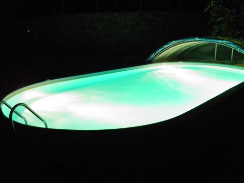 Una tabla de surf se ilumina por la noche en Apartments Cipresa, en Portorož