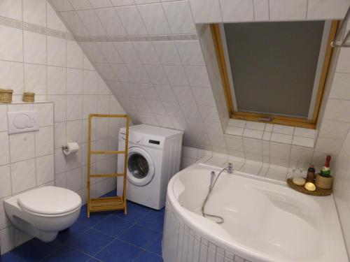 a bathroom with a toilet and a washing machine at Apartment Skyline of Jena, luxuriös, einzigartig, free Wifi, Parkplatz, klimatisiert, zentral in Jena