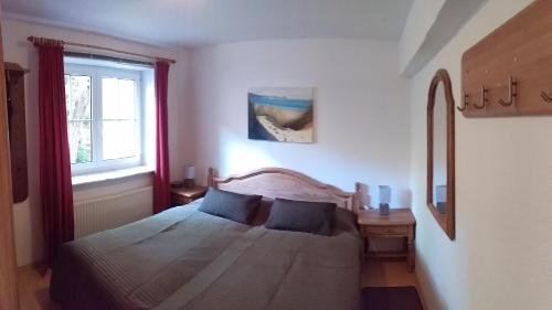 ラーボエにあるLaboe-Appartement im Kapitänshausのベッドルーム(ベッド1台、窓付)