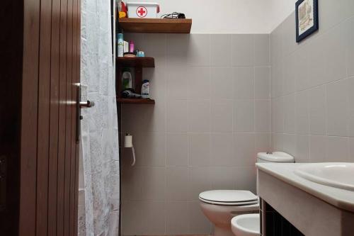 ein Badezimmer mit Toilette und Waschbecken in der Unterkunft Casa Kenya: Dúplex con azotea y magníficas vistas. in Rodalquilar