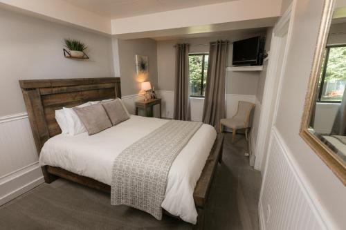 a bedroom with a large bed and a window at The Snowed Inn in Killington