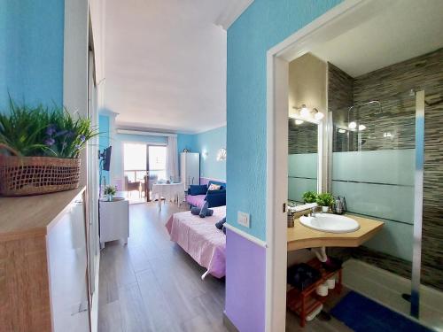 een badkamer met een wastafel en een bed in een kamer bij Ocean and Sky Studio Apartment in Puerto de la Cruz
