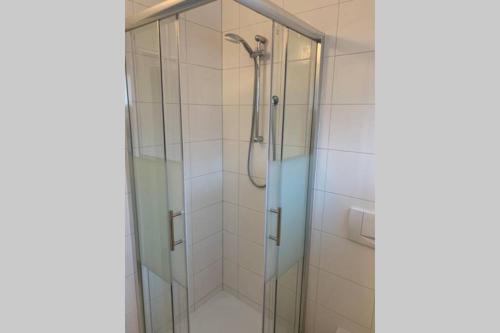 eine Dusche mit Glastür im Bad in der Unterkunft Ferienwohnung in Wiesbaden in Wiesbaden