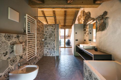 Ein Badezimmer in der Unterkunft St. Vigilius modern historic apartments