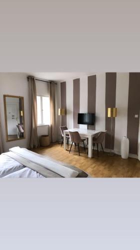 a hotel room with a bed and a desk at Ela Apartments Berlin in Berlin