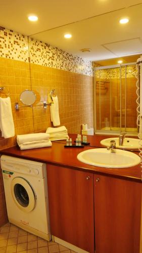 Ένα μπάνιο στο TALEN OTEL