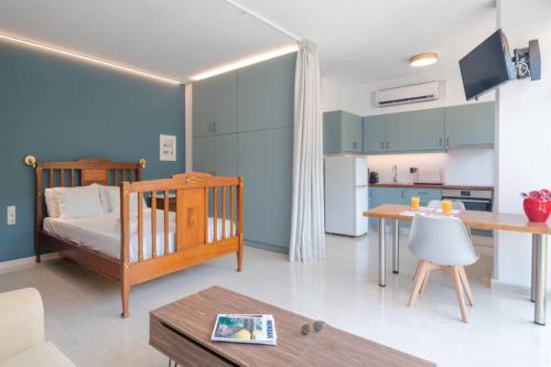 salon z łóżeczkiem dziecięcym i kuchnią w obiekcie Urban View Studio w Heraklionie