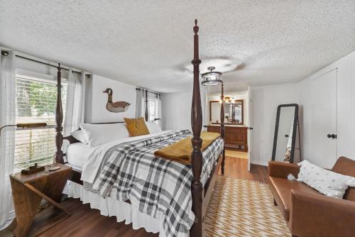 Un ou plusieurs lits dans un hébergement de l'établissement Lake Conroe 3BR Boat Ramp Access BBQ Sleeps 8