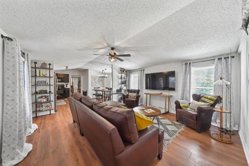 - un salon avec des canapés et un ventilateur de plafond dans l'établissement Lake Conroe 3BR Boat Ramp Access BBQ Sleeps 8, à Willis
